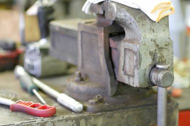 Bir araba onarım istasyonu yerde çalışma