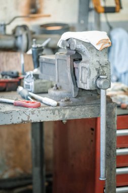 Bir araba onarım istasyonu yerde çalışma