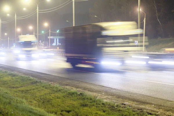 Kamion na dálnici v noci — Stock fotografie