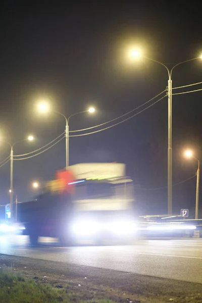 Camion sur une autoroute dans la nuit — Photo