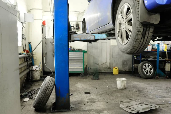 Coche en reparación — Foto de Stock