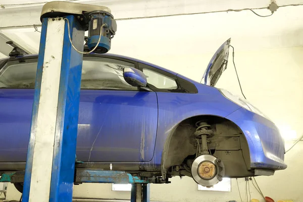 Arabanın altında bir araba tamir istasyonunda onarım