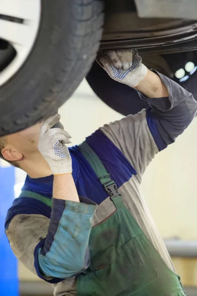 Coche en reparación en una estación de reparación de automóviles —  Fotos de Stock