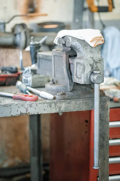 Bir araba onarım istasyonu yerde çalışma