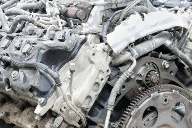 bir arabanın motoru 