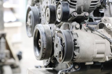 bir arabanın motoru