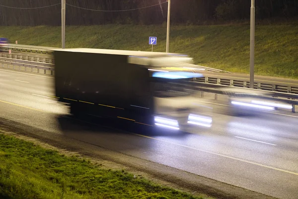 Camion sur une autoroute dans la nuit — Photo