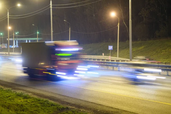 Рак на шоссе в ночи — стоковое фото