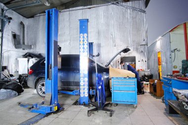 Araba tamir altında