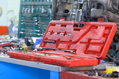 bir kutu içinde araçlar kümesi