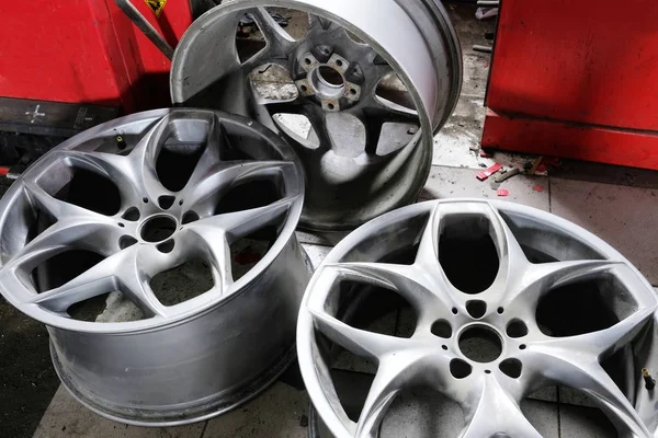 Ruedas de coche en un taller de montaje de neumáticos — Foto de Stock