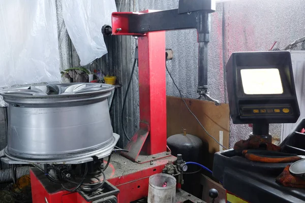 Roues de voiture dans un atelier de montage de pneus — Photo