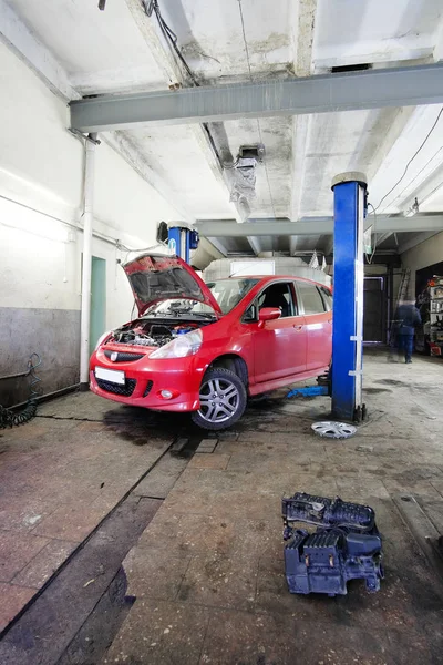 Car under repair — Zdjęcie stockowe