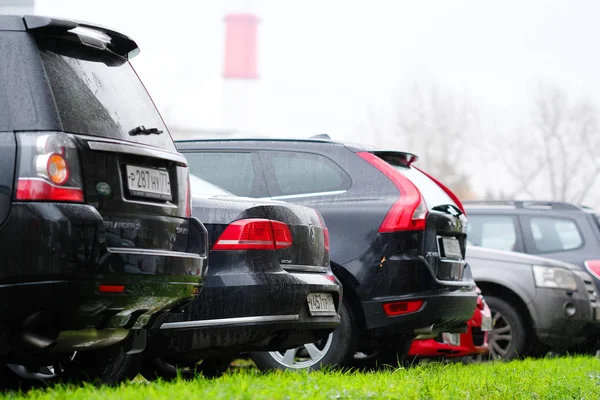 Autos auf einem Parkplatz in Moskau — Stockfoto