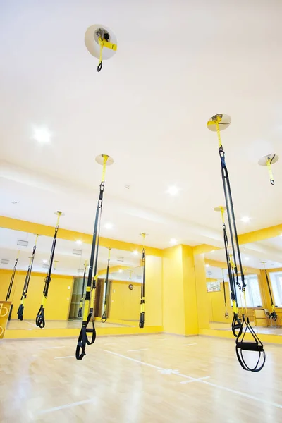 Fitas aéreas em uma moderna sala de fitness — Fotografia de Stock
