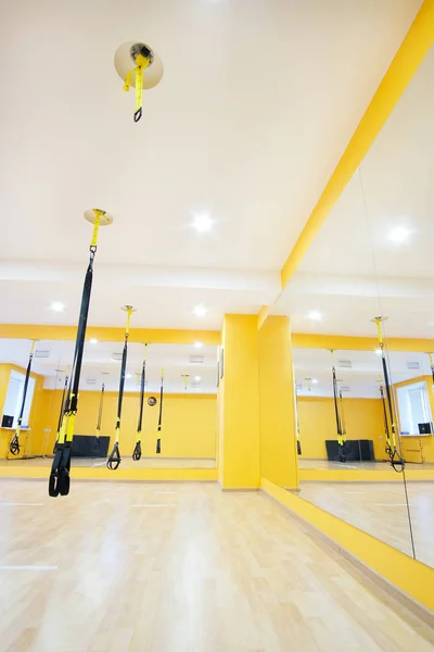 Rubans aériens dans une salle de fitness moderne — Photo