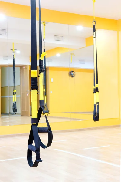 Rubans aériens dans une salle de fitness moderne — Photo
