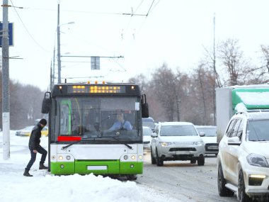  Bir otobüs durağı Moskova kar fırtınasında sonra otobüse