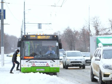 Bir otobüs durağı Moskova kar fırtınasında sonra otobüse