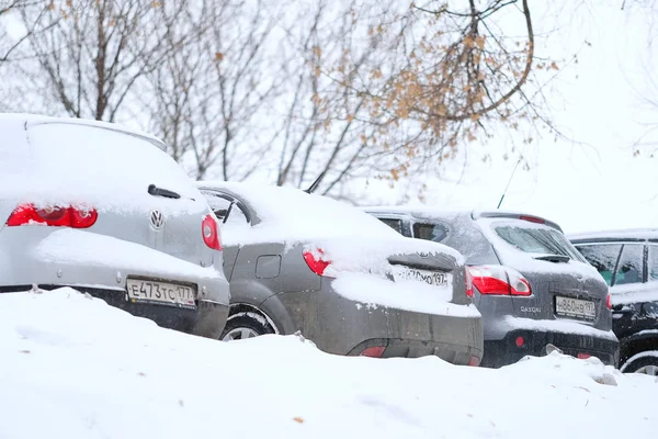 Автомобили на парковке после снежной бури в Москве — стоковое фото
