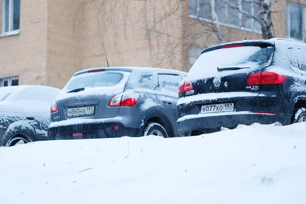Carros em um estacionamento depois de uma tempestade de neve em Moscou — Fotografia de Stock