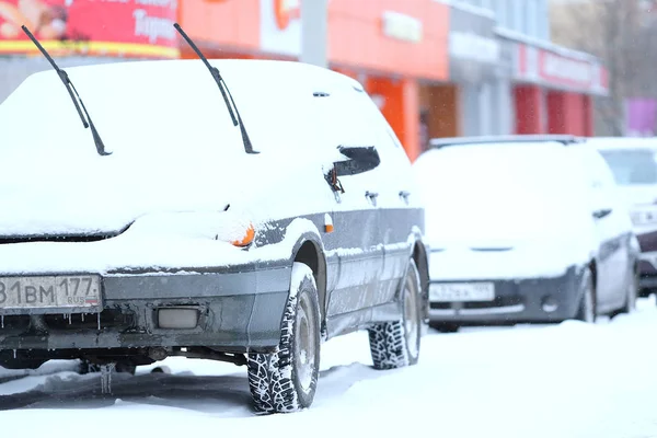 Coches en un aparcamiento después de una tormenta de nieve en Moscú —  Fotos de Stock