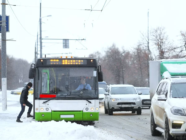 Autobus na zastávce po sněhové bouři v Moskvě — Stock fotografie