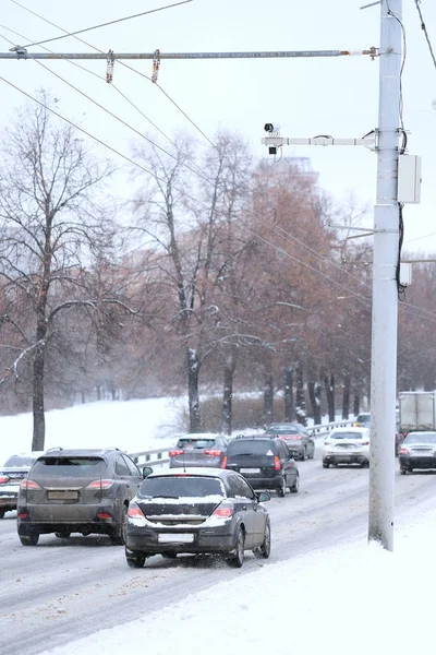 汽车路过一个监控摄像头在大雪覆盖的街道上后在莫斯科高暴风雪 — 图库照片