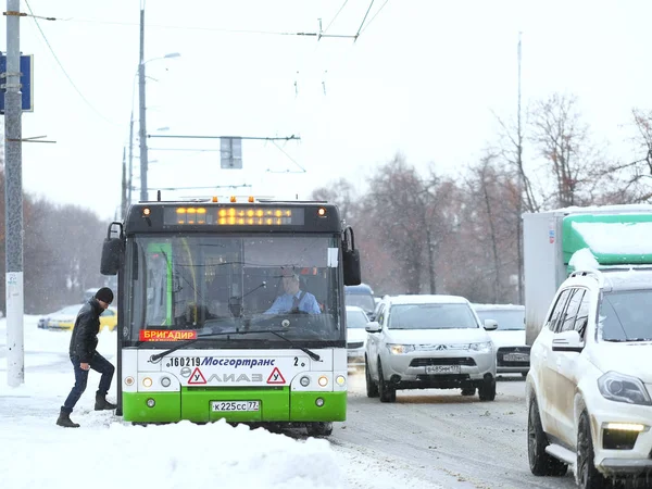 모스크바에서 눈보라 후 버스 정류장에 버스 — 스톡 사진