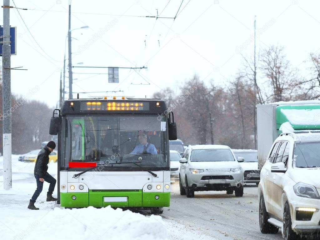 モスクワでの吹雪の後バス停のバス ストックエディトリアル用写真 C Uatp12