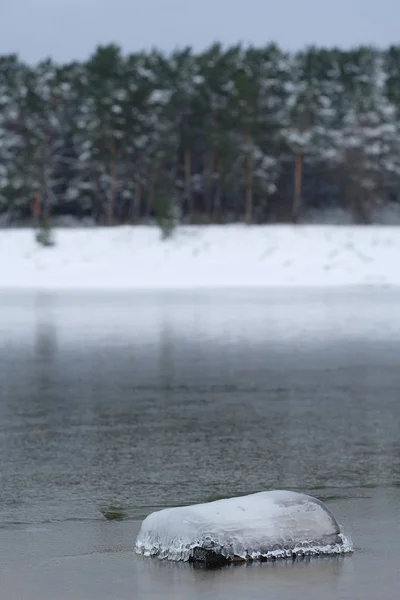 Zmrazené zimní jezero — Stock fotografie
