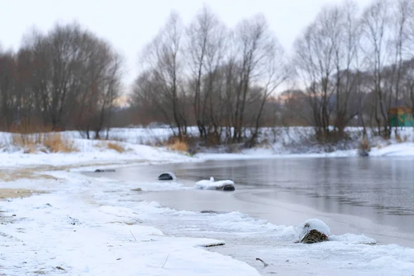 Fagyasztott téli tó — Stock Fotó
