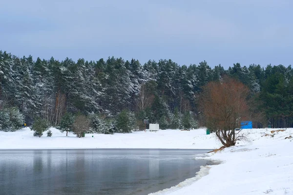 Заморожені зими озеро — стокове фото