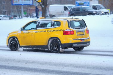 Karla kaplı yolda bir taksi