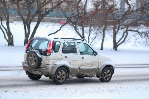Carro em uma estrada coberta de neve — Fotografia de Stock