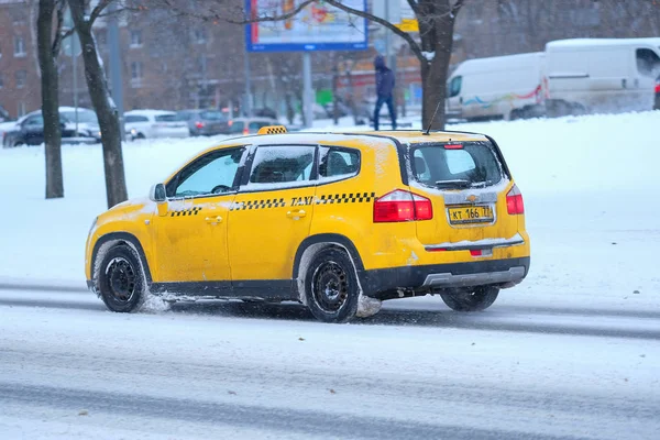 Taxi en una carretera cubierta de nieve —  Fotos de Stock