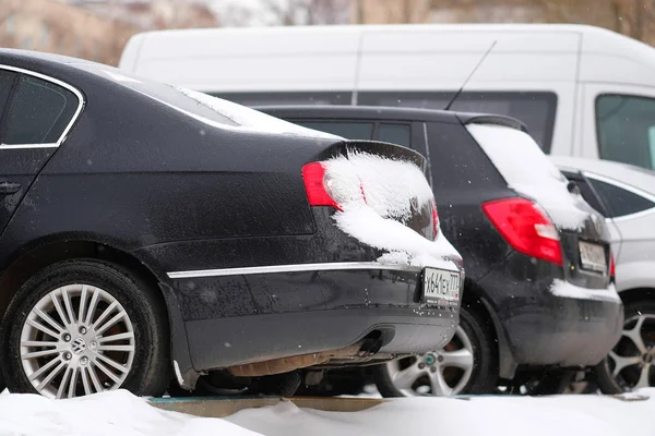 Autos auf einem Parkplatz — Stockfoto