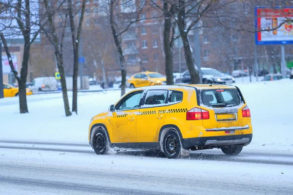 Taxi na zasněžené silnici — Stock fotografie