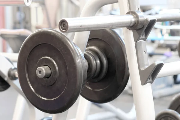 Pesas en un gimnasio — Foto de Stock