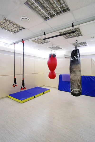 Salle de fitness avec un sac de boxe — Photo