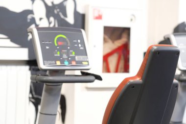  Fitness ekipmanları ile fitness salonu