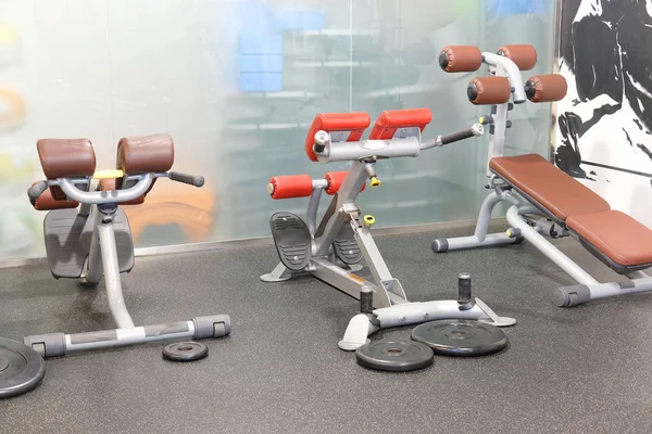 Sala de fitness com equipamento de fitness — Fotografia de Stock