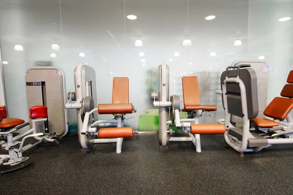 Fitness ekipmanları ile fitness salonu — Stok fotoğraf