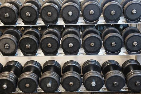 Dumbbells in a fitness hall — Stock Photo, Image