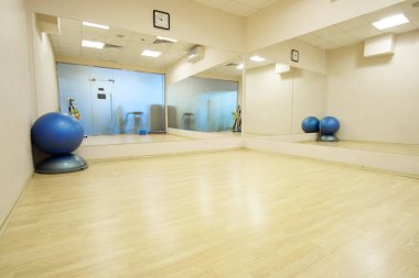 Bir spor salonunun içinde.