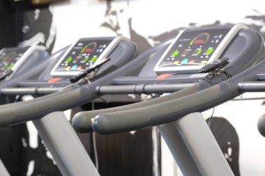 fitness salonunda koşu bandı