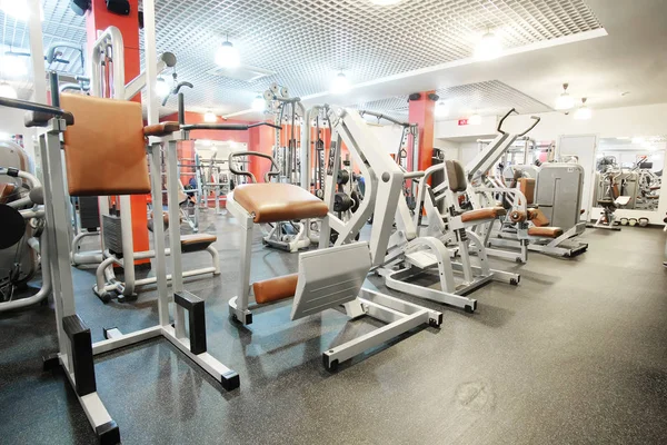 Sala fitness ze sprzętem do ćwiczeń — Zdjęcie stockowe