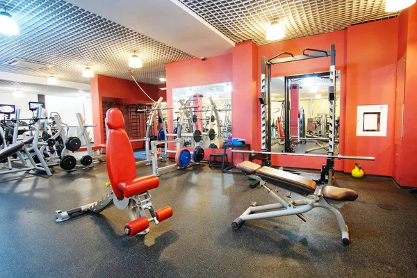 Salle de fitness avec équipement de fitness — Photo