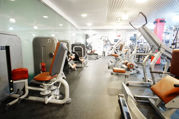 Sala de fitness com equipamento de fitness — Fotografia de Stock