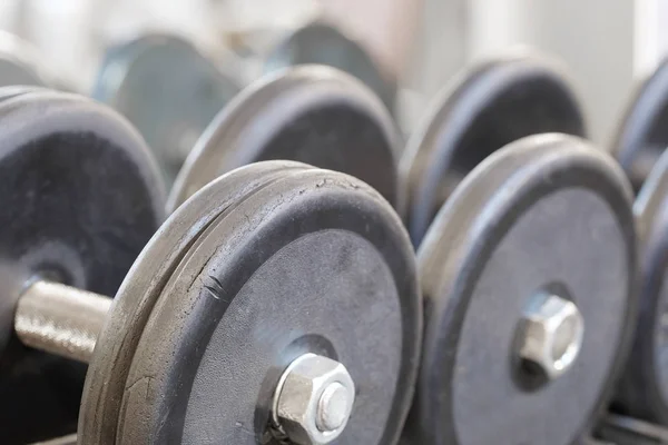 Dumbbells in a fitness hall — Stock Photo, Image